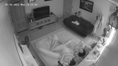 《重磅破解秘家庭私密》震撼乱伦母子的居家日常生活熊孩子鸡巴毛都长全了睡一张床儿子摸奶骚妈妈摸他鸡巴无水原版 (1)