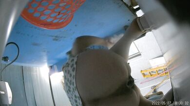 食品厂女厕全景偷拍多位美女职员嘘嘘❤️肥美的大鲍鱼完美呈现 (17)